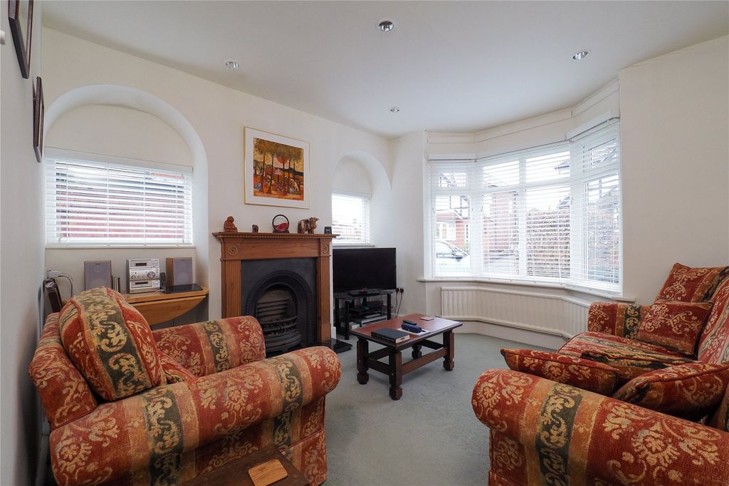 Property photo 3 of 20 Lounge