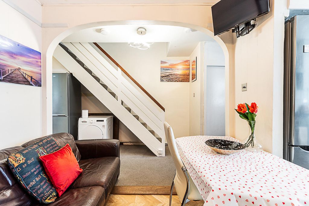 Property photo 2 of 19 Dane - 315 Danebury Avenue, Sw15 4DL-7.Jpg