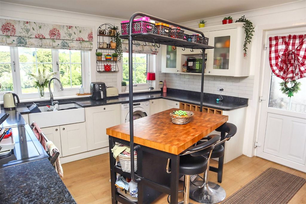 Property photo 2 of 25 Kitchen