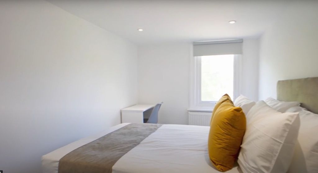 Property photo 1 of 5 A Bright And Inviting Double Bedroom Featuring A c...