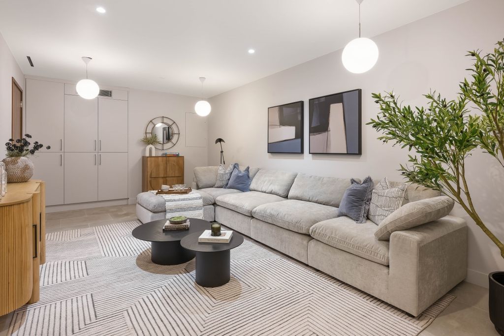 Property photo 2 of 13 Dilke Street
