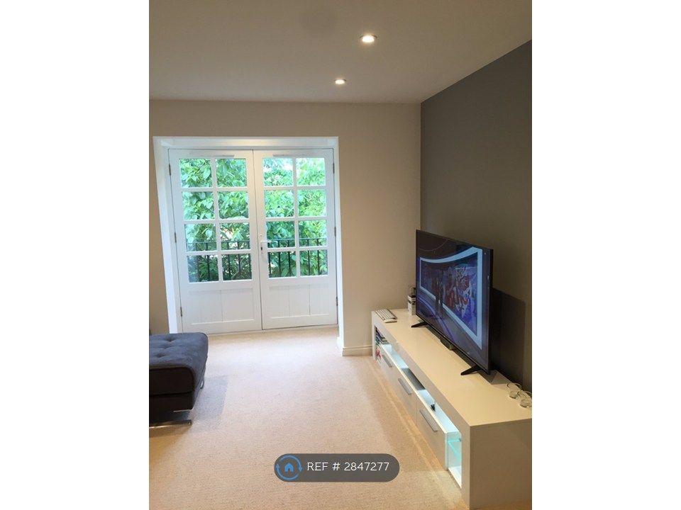 Property photo 1 of 10 Living Room