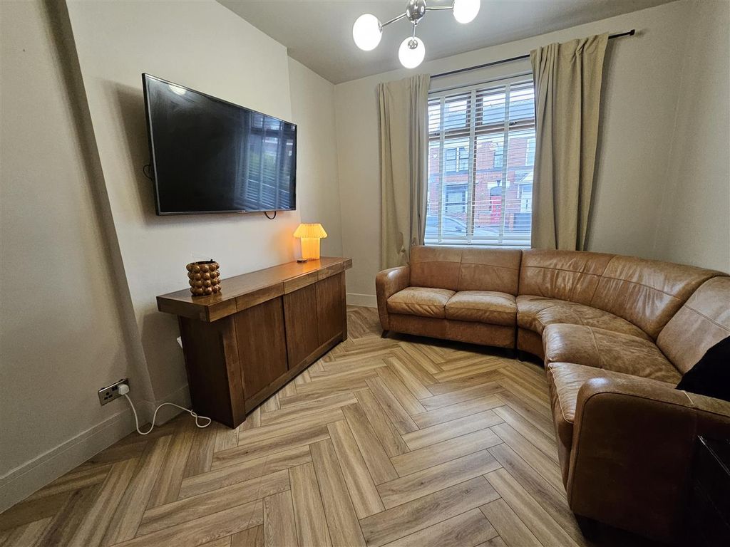 Property photo 2 of 16 Lounge