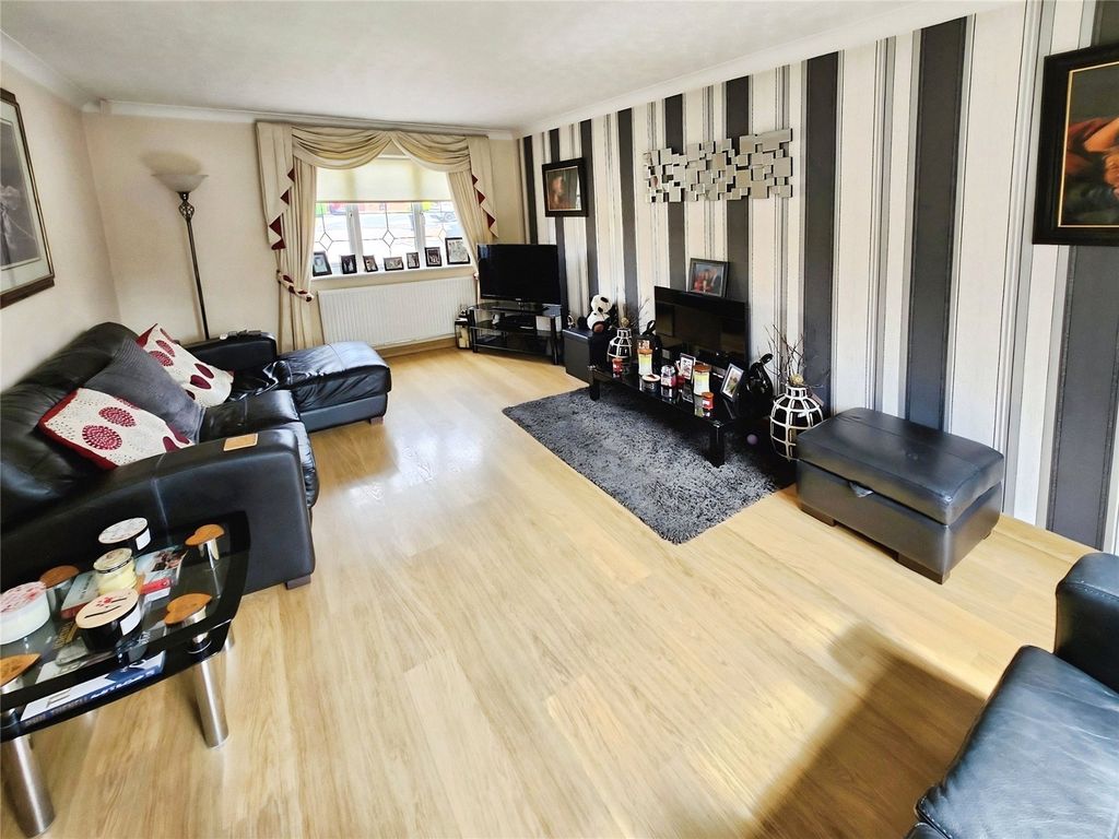 Property photo 2 of 16 Lounge