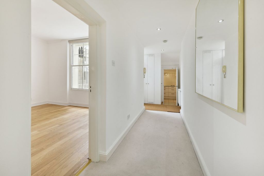 Property photo 3 of 11 Corridor