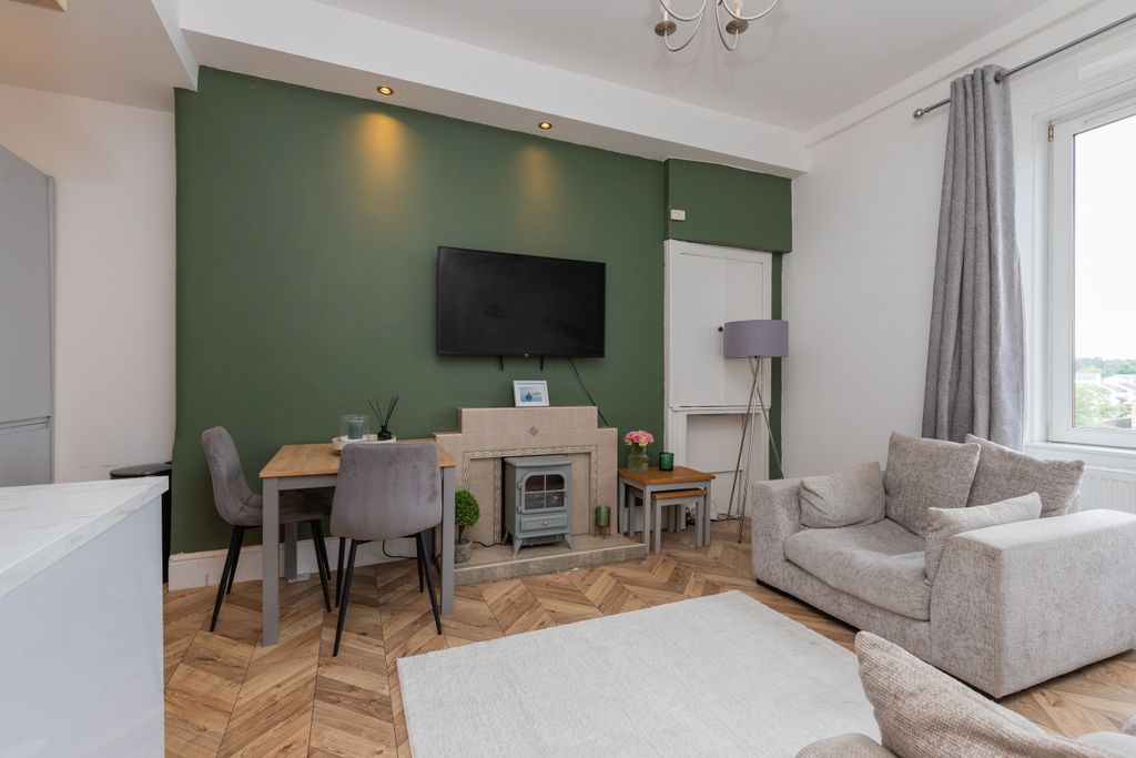 Property photo 2 of 18 2-1 37 Whitehaugh Drive Paisley-11