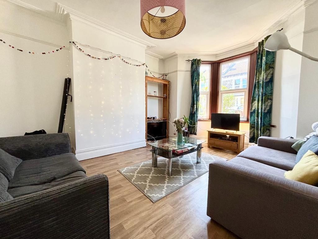 Property photo 2 of 11 Lounge