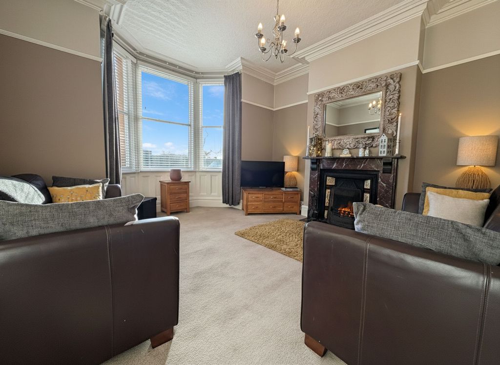 Property photo 3 of 20 Lounge