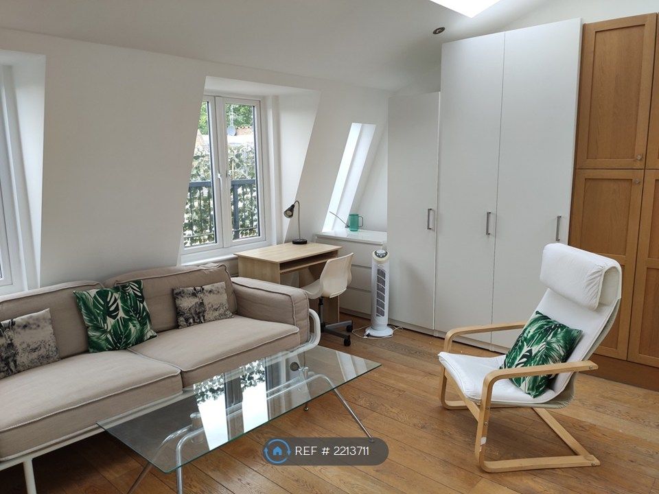 Property photo 3 of 10 Sitting Area