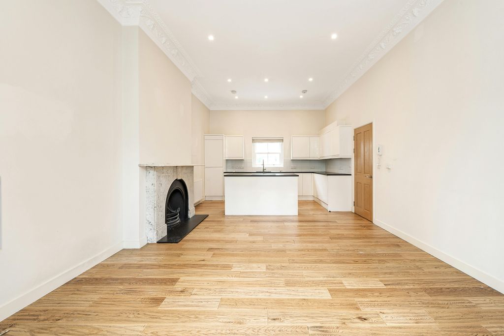 Property photo 3 of 9 Living Space