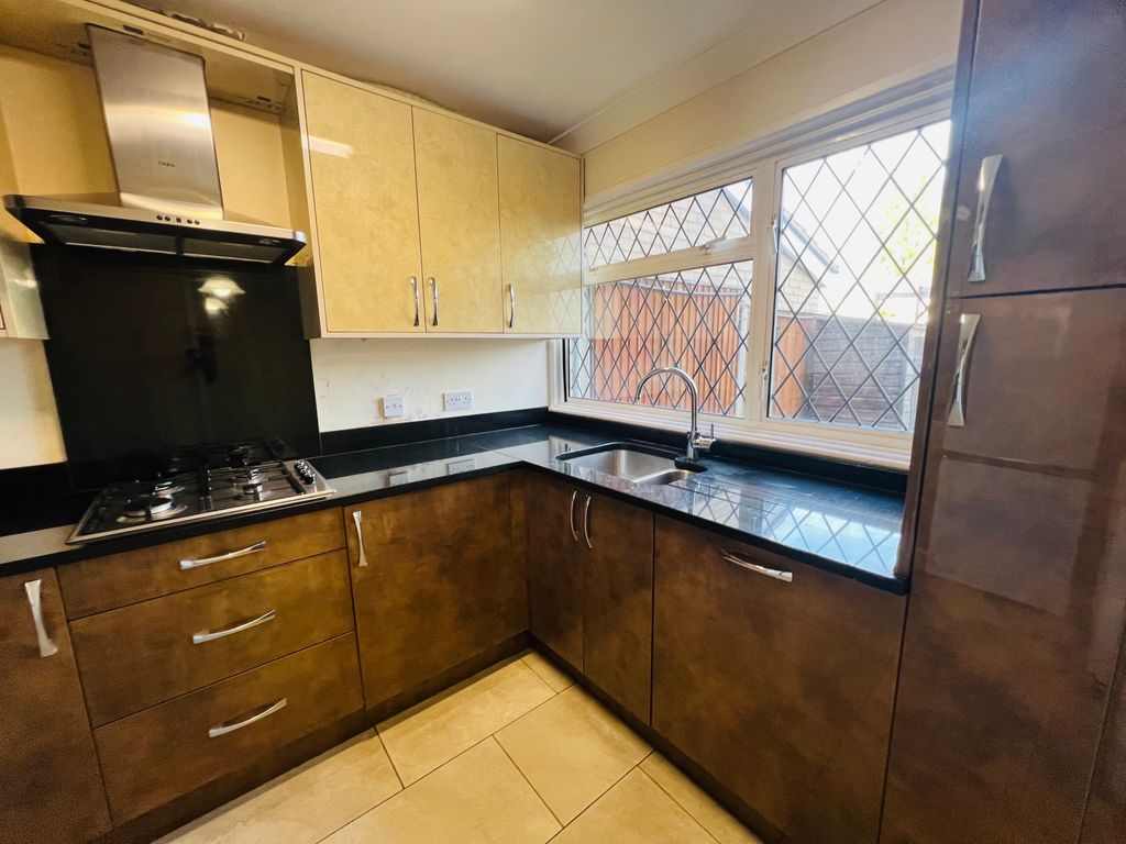 Property photo 3 of 18 Kitchen