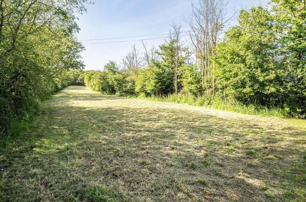 Property photo 2 of 23 Paddock