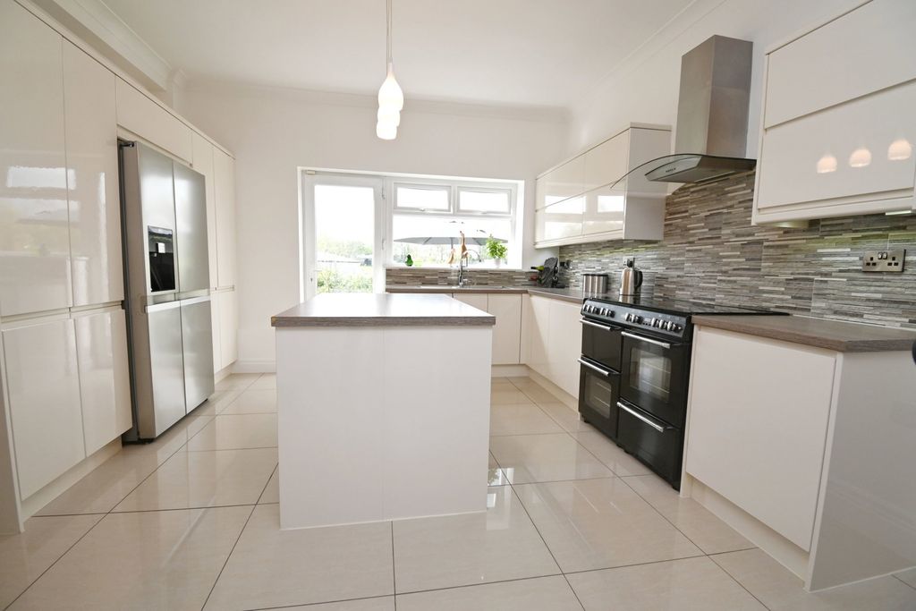 Property photo 3 of 36