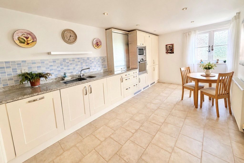 Property photo 2 of 12 Picture No. 17
