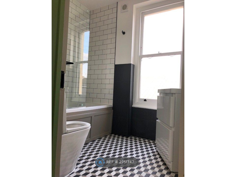 Property photo 1 of 8 Family Bathroom