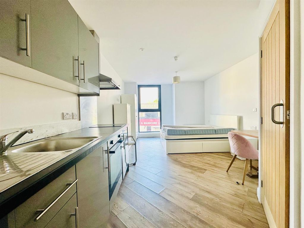 Property photo 2 of 8 Studio