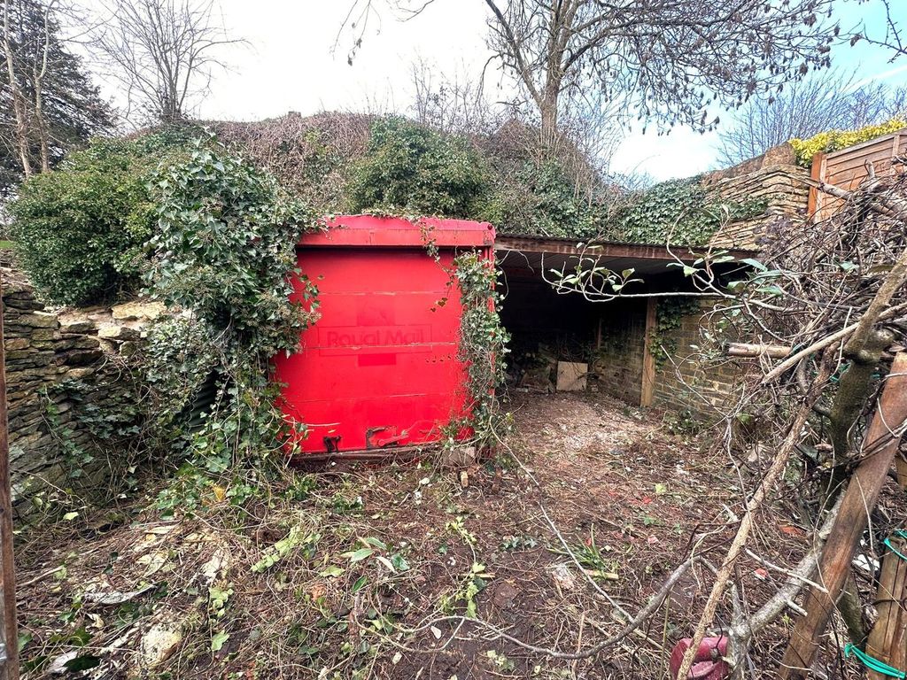 Property photo 1 of 7 Garage