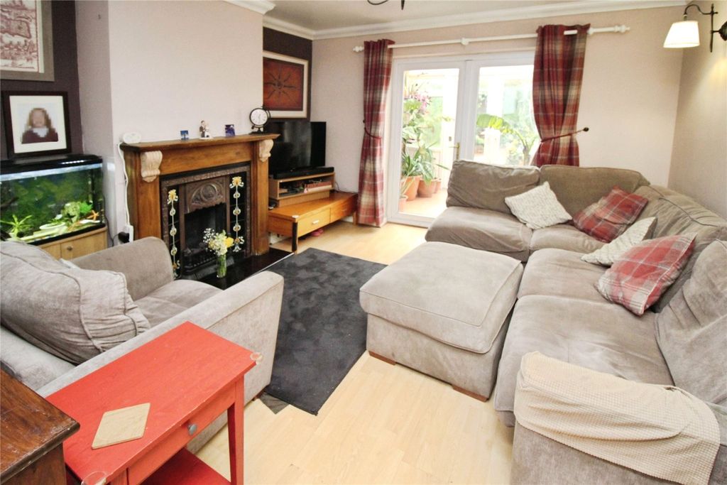 Property photo 3 of 17 Lounge