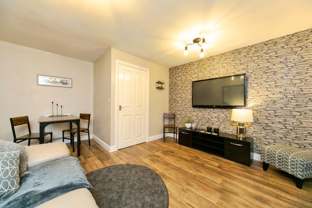 Property photo 3 of 18 Lounge