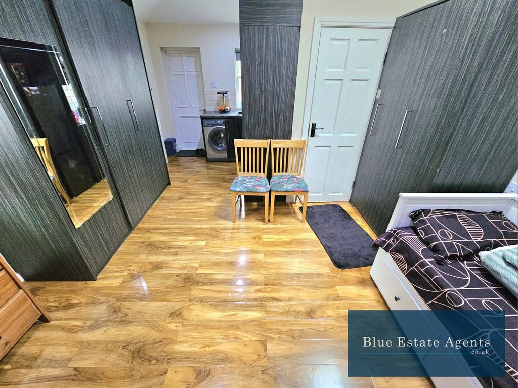 Property photo 3 of 6 Studio