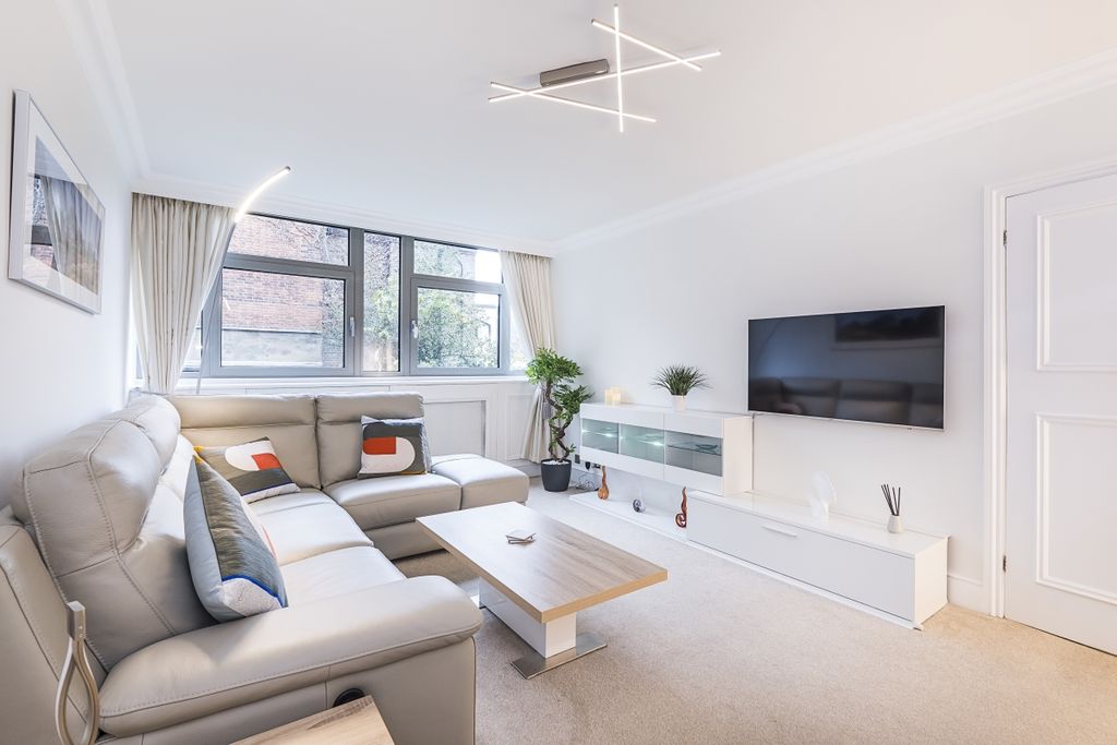 Property photo 2 of 11 5-Hollytree-Close...