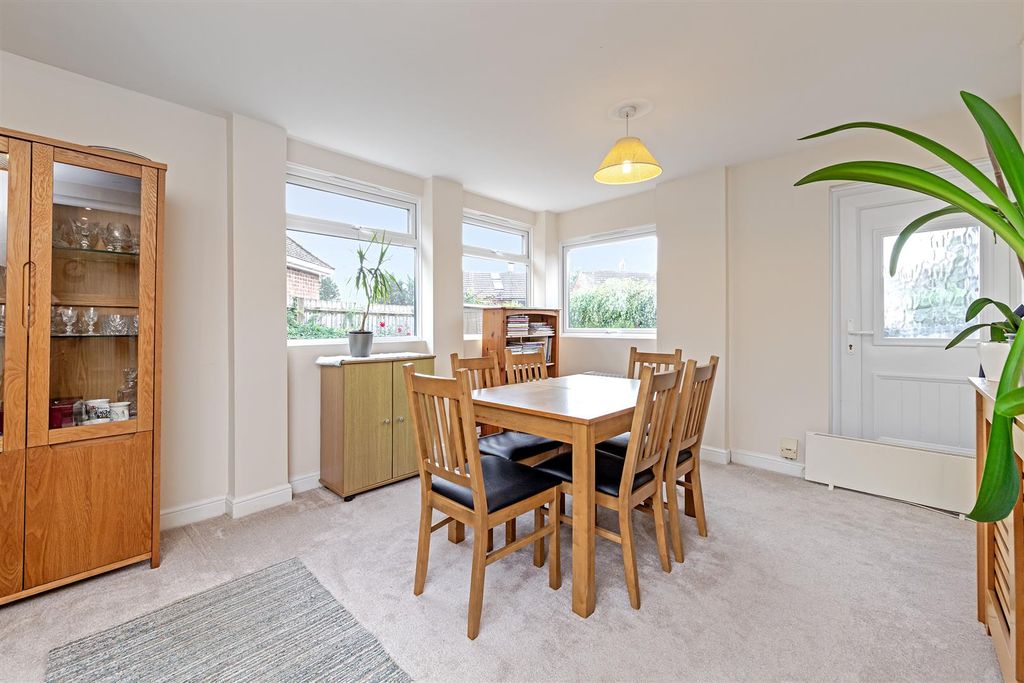 Property photo 3 of 31 6Chiswellgreenlane-23.Jpg