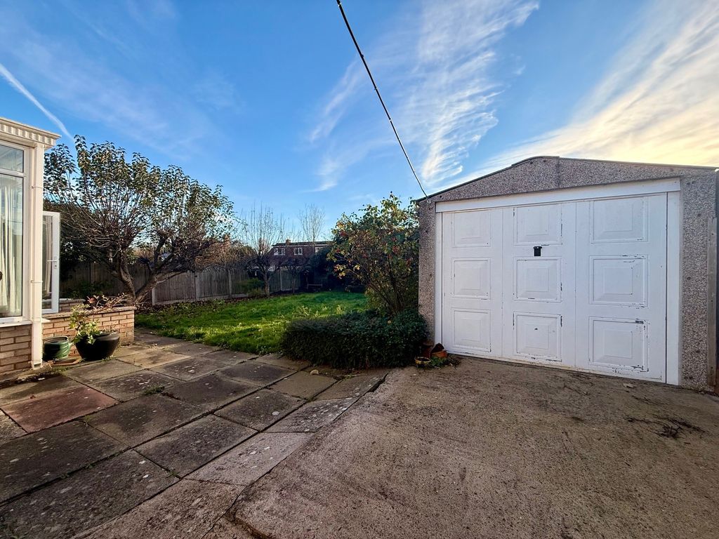 Property photo 3 of 13 Garage