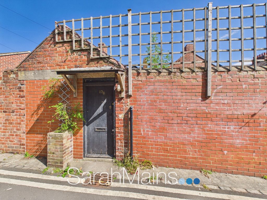 Property photo 1 of 8 Garage External