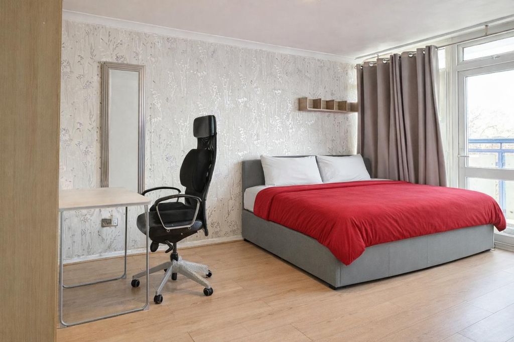 Property photo 1 of 9 Canning Town, E16, 2 Bedroom Flat For Sale By Barr