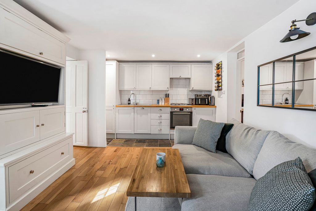 Property photo 3 of 18 Living/Kitchen