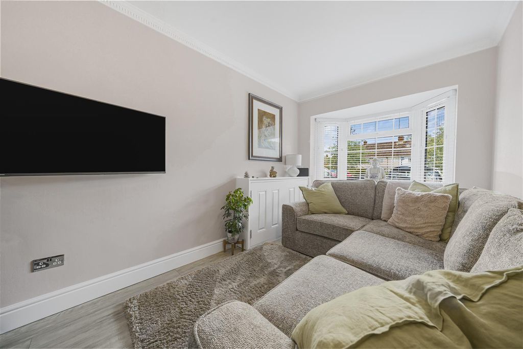 Property photo 3 of 9 31A Eton Wick Rd, Eton Wick, Windsor Sl4 6Lu1.Jpg