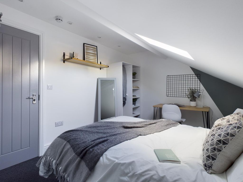 Property photo 2 of 17 Bright, Stylishly Decorated Double Bedroom With Sl...