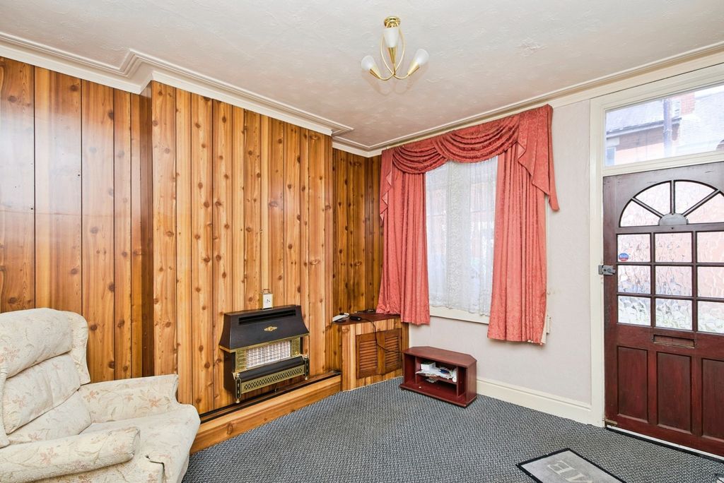 Property photo 2 of 17 Lounge