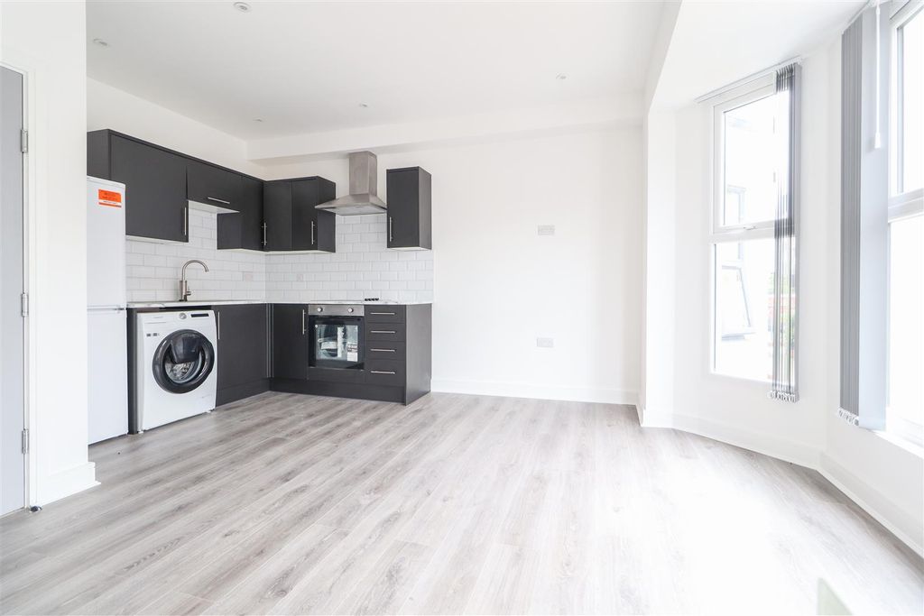 Property photo 1 of 7 Queens Road-2.Jpg