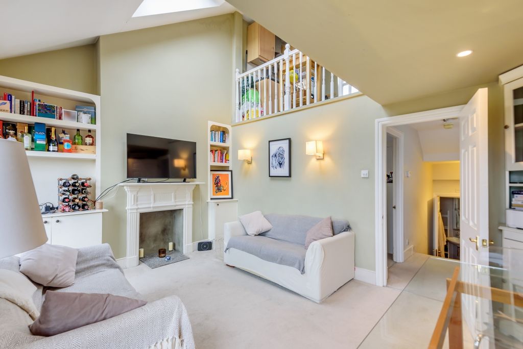 Property photo 1 of 8 895831 (1)