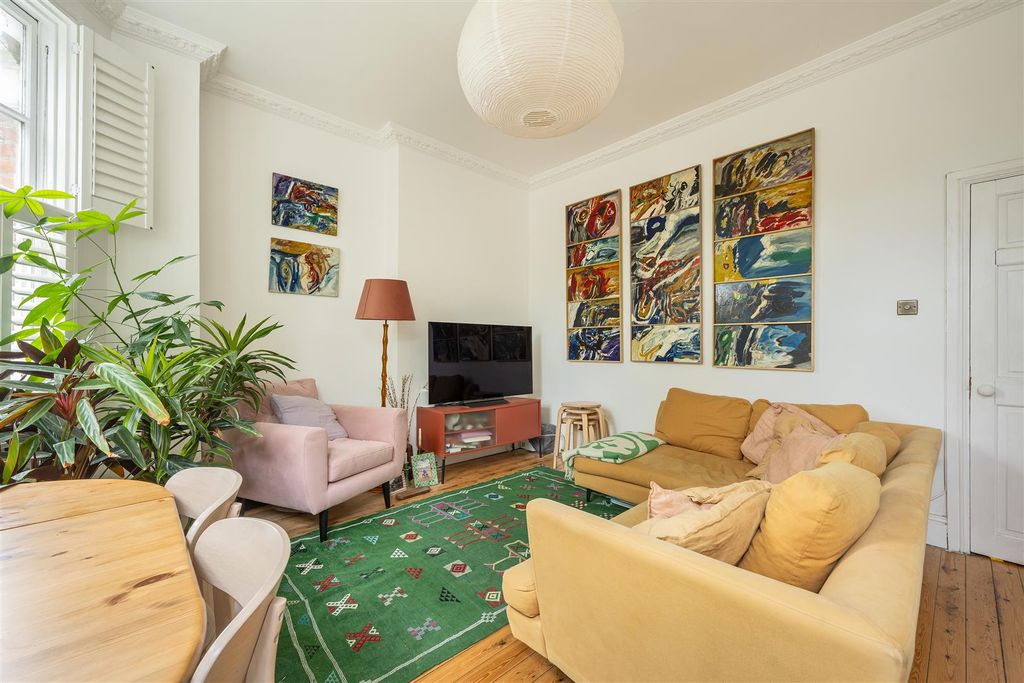 Property photo 2 of 23 Kingswood Road, E11