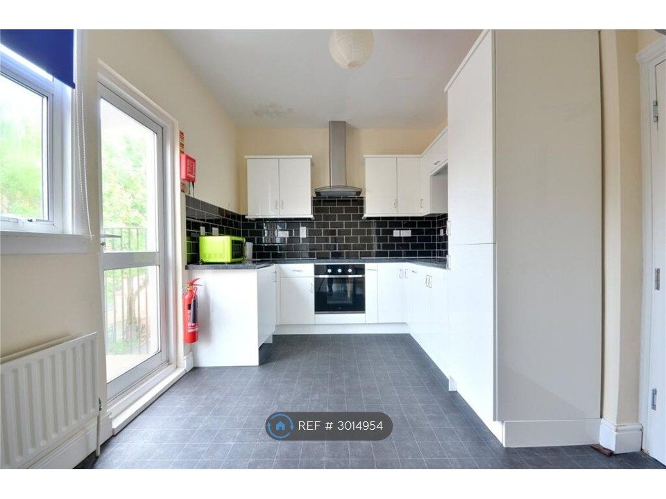 Property photo 3 of 9 Kitchen