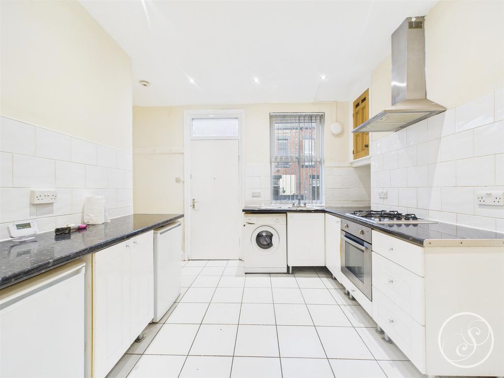 Property photo 2 of 12 Kitchen