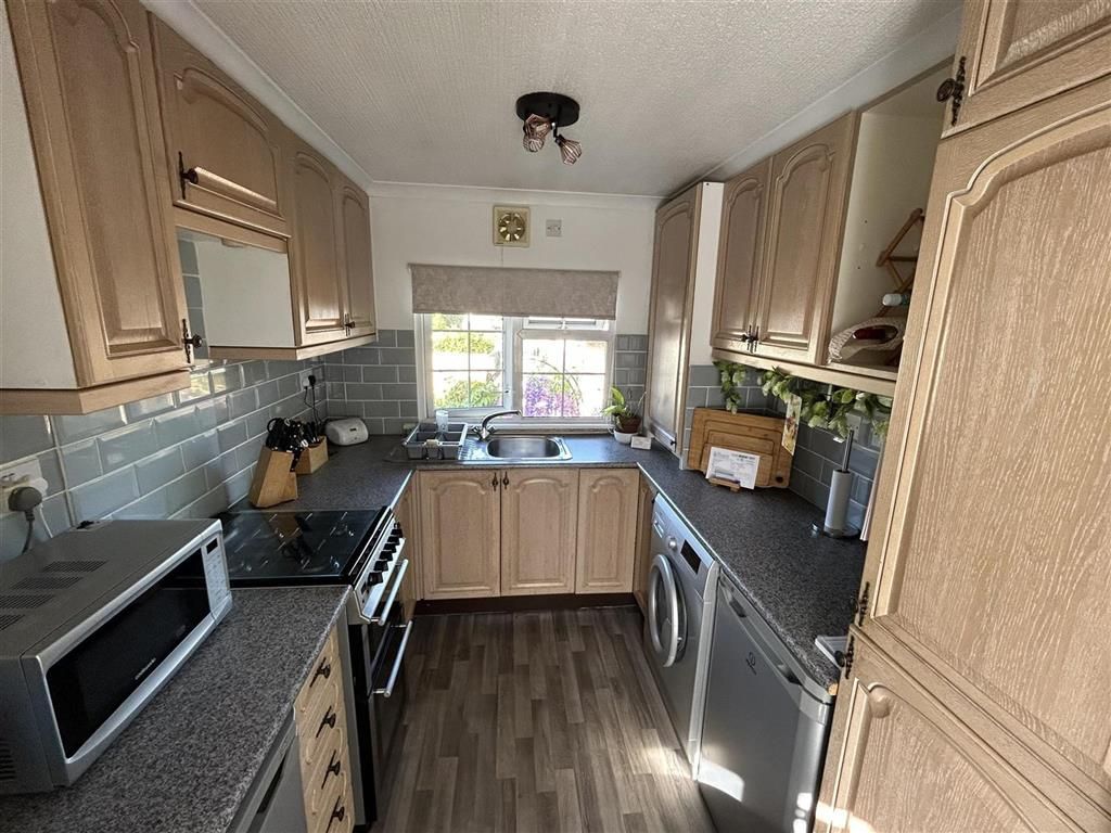 Property photo 2 of 9 Kitchen