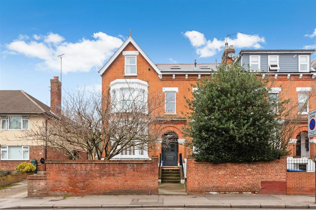 Property photo 2 of 12 Worple Road 38 (5).Jpg