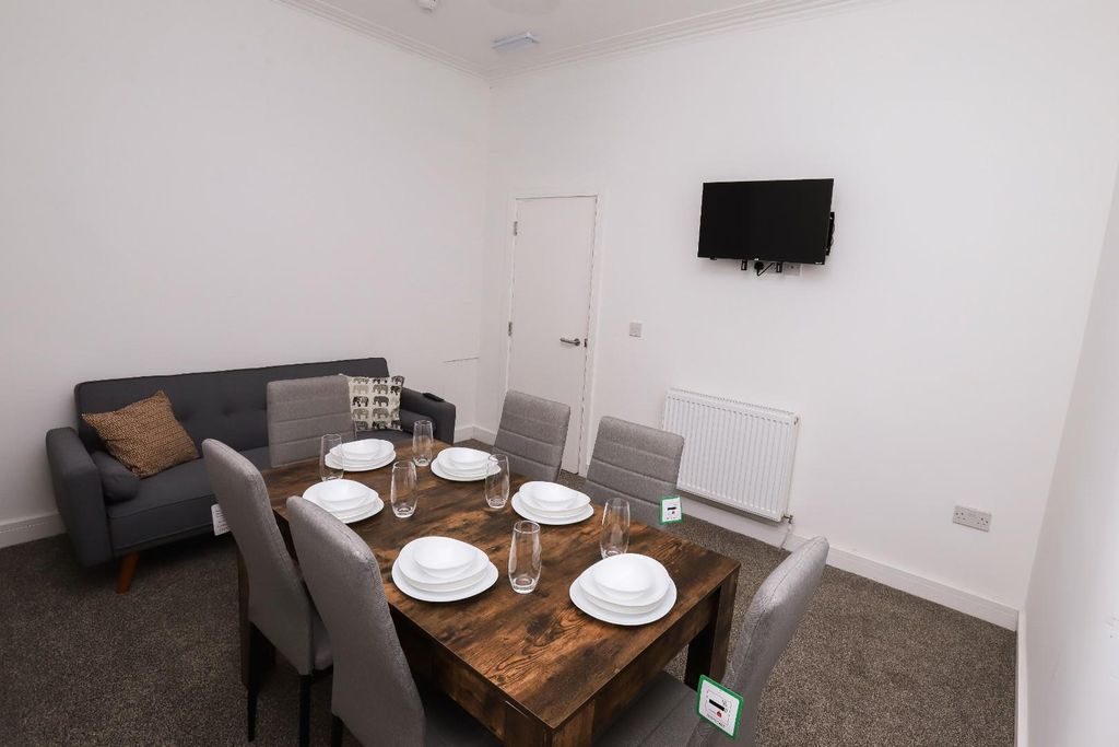 Property photo 3 of 7 11 Clairville #6.Jpg