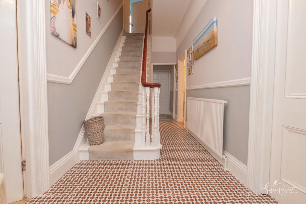 Property photo 3 of 45 Entrance Hall