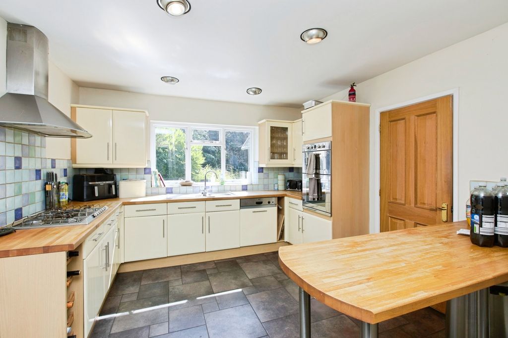 Property photo 3 of 25 Kitchen