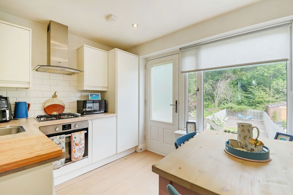 Property photo 2 of 25 Dining Kitchen
