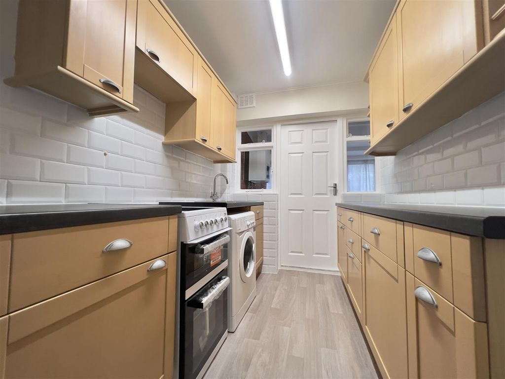 Property photo 3 of 11 Kitchen