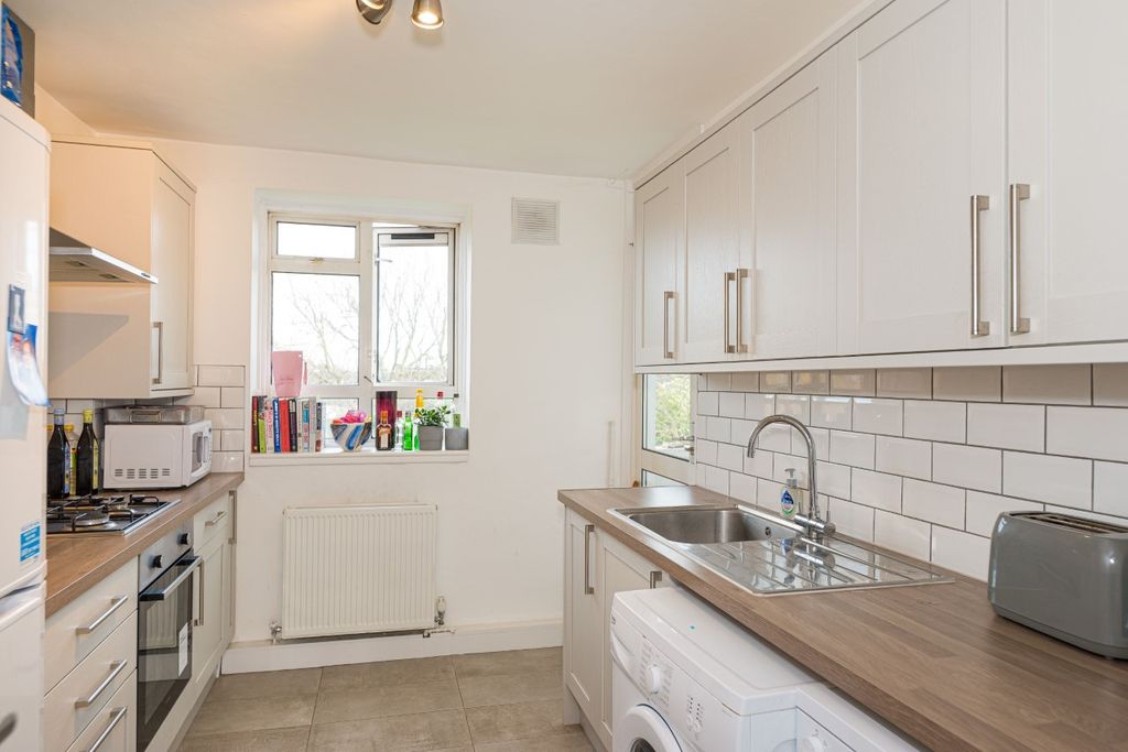 Property photo 2 of 25