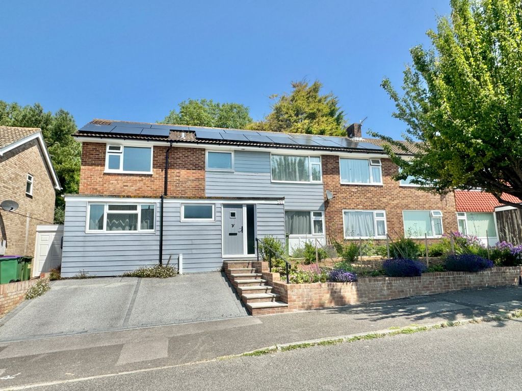 Property photo 1 of 28 Downs Road