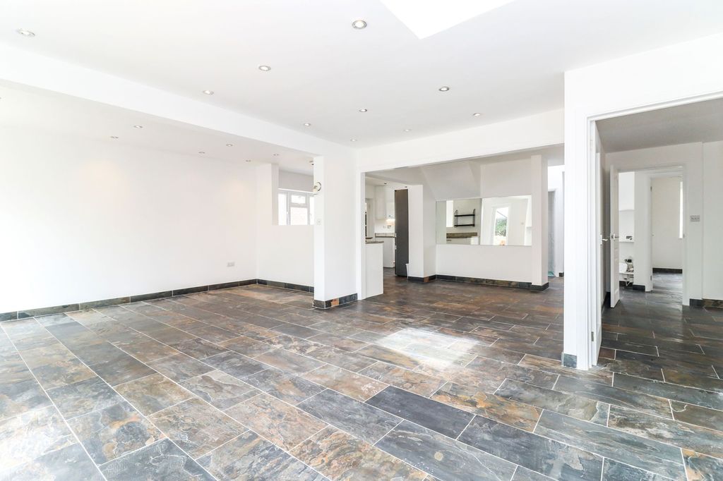 Property photo 3 of 31