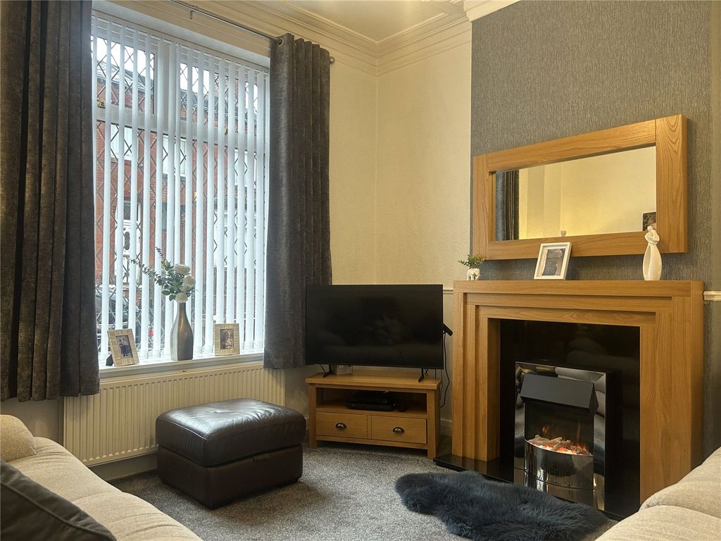 Property photo 3 of 23 Lounge