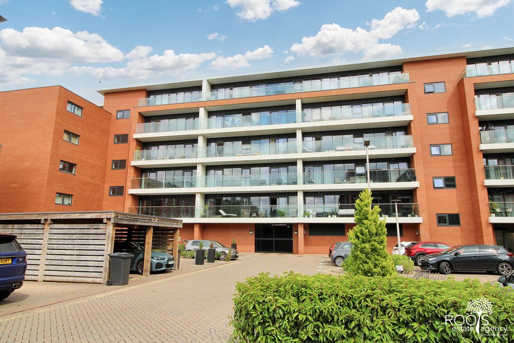Property photo 1 of 18 Leafy Frontage